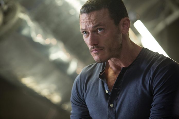 Luke Evans ist The Crow