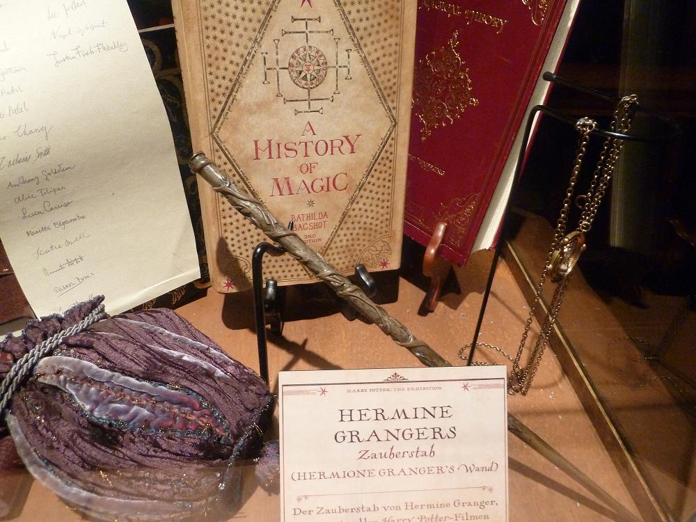 Harry Potter The Exhibition Hermines Schaukasten