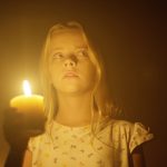Behind You: Ein Dämon lauert hinter den Spiegeln im Trailer zum Horrorfilm Behind You Trailer
