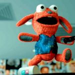 Benny Loves You: Ted trifft Chucky im Trailer zum Kuscheltier-Slasher Benny Loves You Trailer