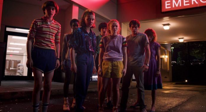 Natalia Dyer, Caleb McLaughlin, Sadie Sink, Millie Bobby Brown, Finn Wolfhard, Charlie Heaton und Noah Schnapp in Stranger Things Staffel 4 Dreharbeiten