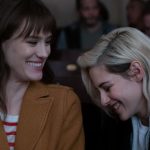 Happiest Season: Trailer zur lesbischen Weihnachts-Romcom mit Kristen Stewart und Mackenzie Davis Happüiest Season Kristen Stewart