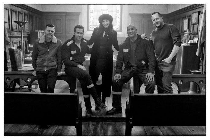 Rawson Marshall Thurber, Ryan Reynolds, Gal Gadot, Dwayne Johnson und Beau Flynn am Set von Red Notice Dwayne Johnson