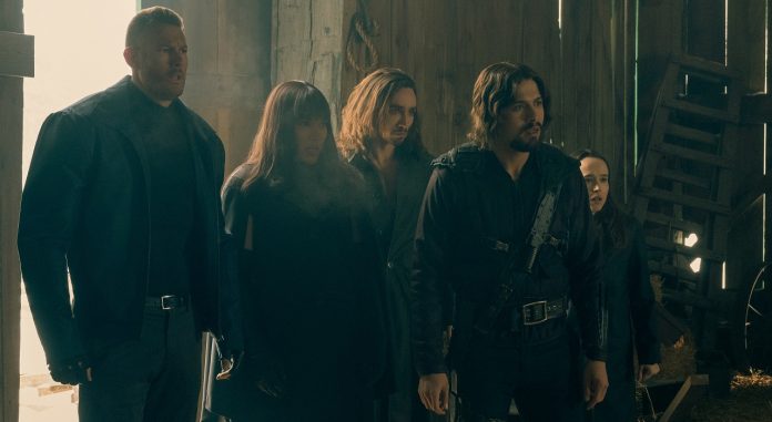 Tom Hopper, Emmy Raver-Lampman, Robert Sheehan, David Castañeda und Ellen Page in The Umbrella Academy Staffel 3