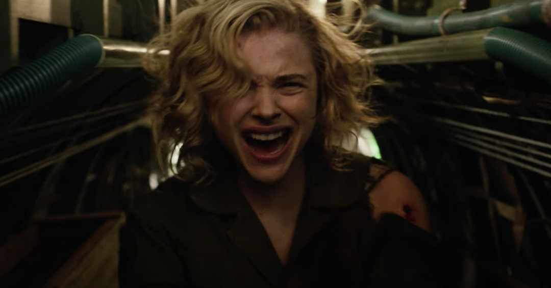 Chloë Grace Moretz gegen einen Gremlin im irren Trailer zu 