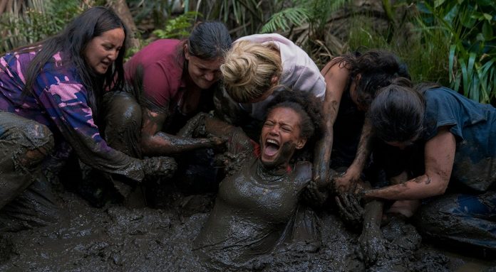 Mia Healey, Reign Edwards, Jenna Clause, Sarah Pidgeon, Erana James und Shannon Berry in The Wilds Staffel 2