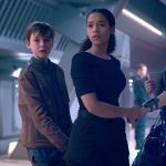 Maxwell Jenkins, Mina Sundwall und Taylor Russell in "Lost in Space" © 2020 Netflix
