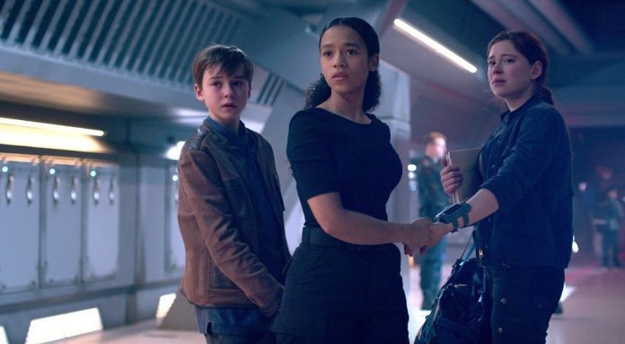 Maxwell Jenkins, Mina Sundwall und Taylor Russell in Lost in Space Staffel 3