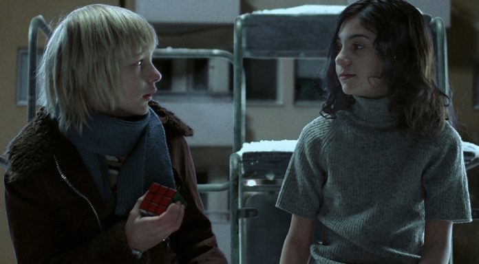 Kåre Hedebrant und Lena Leandersson in So finster die Nacht Serienadaption