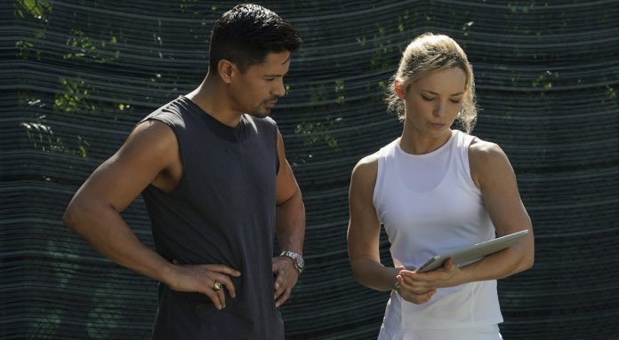 Jay Hernandez und Perdita Weeks in Magnum PI Staffel 4