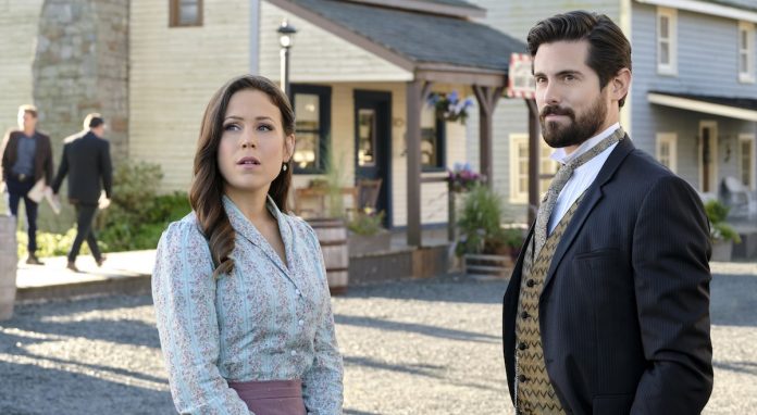 Erin Krakow und Chris McNally in Janette Oke Die Coal Valley Saga Staffel 9