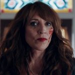 Katey Sagal als durchgeknallte Country-Musiklegende im Trailer zum Blumhouse-Thriller Torn Hearts Torn Hearts Katey Sagal