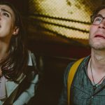 Im Trailer zu Stalker steckt "Outlander"-Star Sophie Skelton mit einem unheimlichen Verehrer im Aufzug fest Stalker Trailer