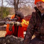 Unfähig zu sterben: Zwei Jäger töten einander immer und immer wieder im Trailer zu Sawed Off Sawed Off Trailer