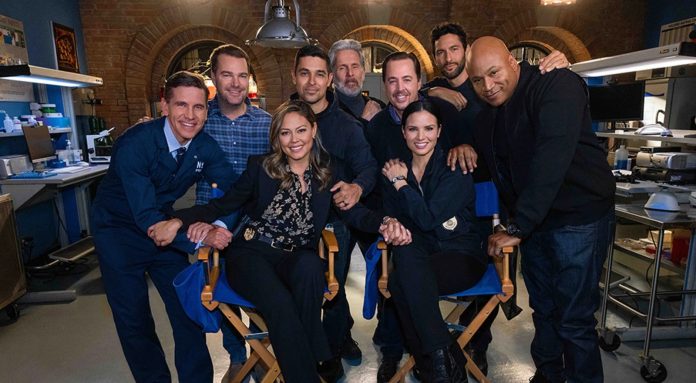 Brian Dietzen, Chris O'Donnell, Vanessa Lachey, Wilmer Valderrama, Gary Cole, Sean Murray, Yasmine Al-Bustami, Noah Mills und LL Cool J am Set des Navy CIS Crossover