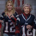 Im Trailer zu 80 for Brady reisen Lily Tomlin, Jane Fonda, Sally Field und Rita Moreno als Tom-Brady-Fans zum Super Bowl 80 for Brady Trailer