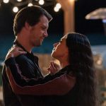 Nathan Dean und Jeanine Mason in "Roswell, New Mexico" © 2021 The CW Network, LLC. All rights reserved.