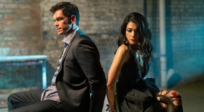 Steve Howey und Ginger Gonzaga in True Lies Staffel 2