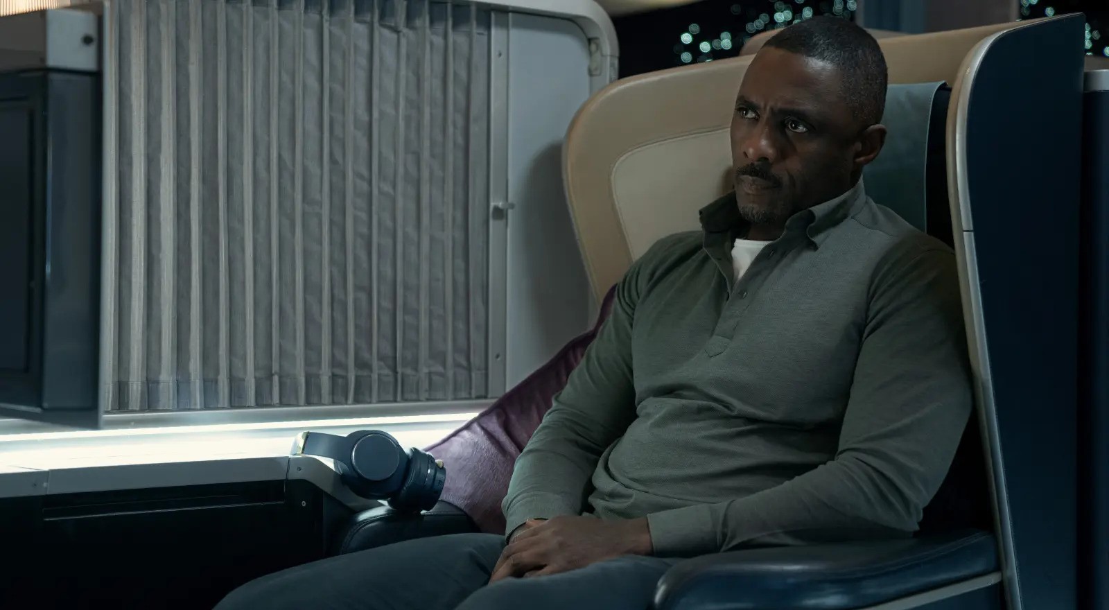 #Idris Elba sitzt im entführten Flugzeug im Trailer zur Echtzeit-Miniserie "Hijack"