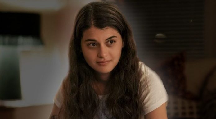 Sofia Black-D'Elia in Single Drunk Female Ende