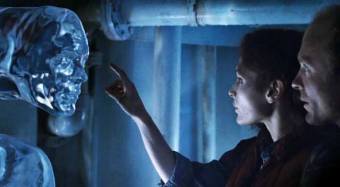 Mary Elizabeth Mastrantonio und Ed Harris in Abyss 4K