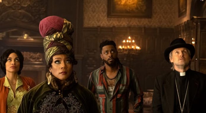 Rosario Dawson, Tiffany Haddish, LaKeith Stanfield und Owen Wilson in Geistervilla Disney Plus