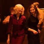 Anne Hathaway zieht Thomasin McKenzie in ihren Bann im Trailer zu Eileen Eileen Trailer