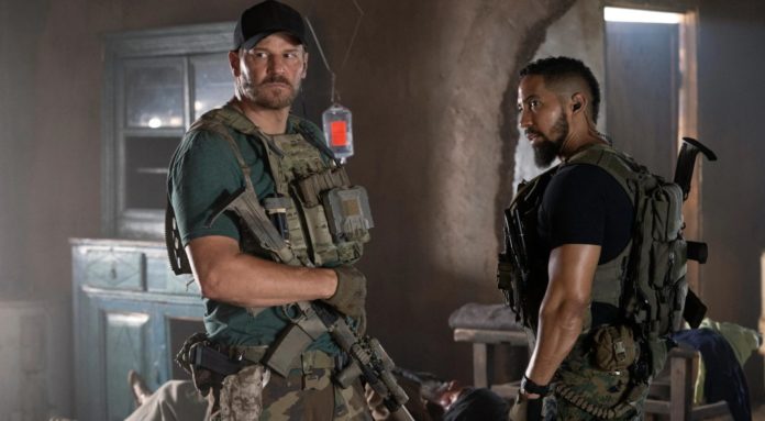 David Boreanaz und Neil Brown Jr. in SEAL Team Staffel 8