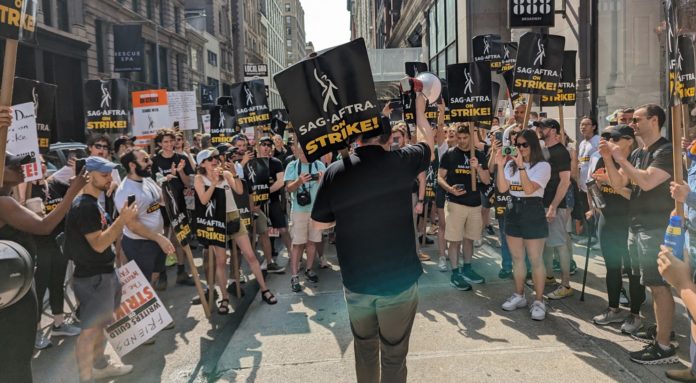 Bild: Streikende Schauspieler am Netflix-Hauptquartier in New York City im Juli © 2023 Edenpictures Schauspielerstreik Ende