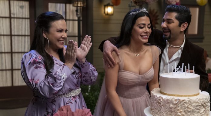 Gloria Calderón Kellett, Emeraude Toubia und Mark Indelicato in With Love Staffel 3