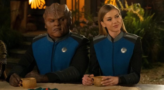 Peter Macon und Adrianne Palicki in The Orville Staffel 4