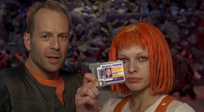 Bruce Willis und Milla Jovovich in Das fünfte Element Kino