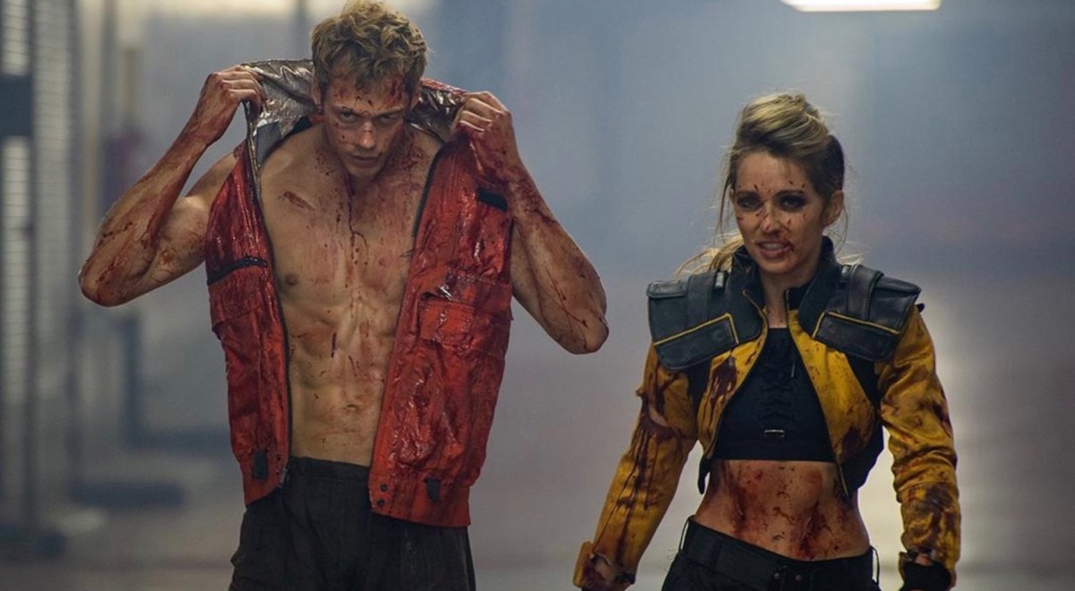 #Bill Skarsgård spielt eine stumme Killermaschine im völlig irren Action-Trailer zu Boy Kills World