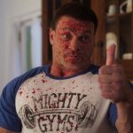 Im Trailer zum blutigen Action-Horrorfilm Here for Blood wird ein Wrestler zum Babysitter Here for Blood Trailer