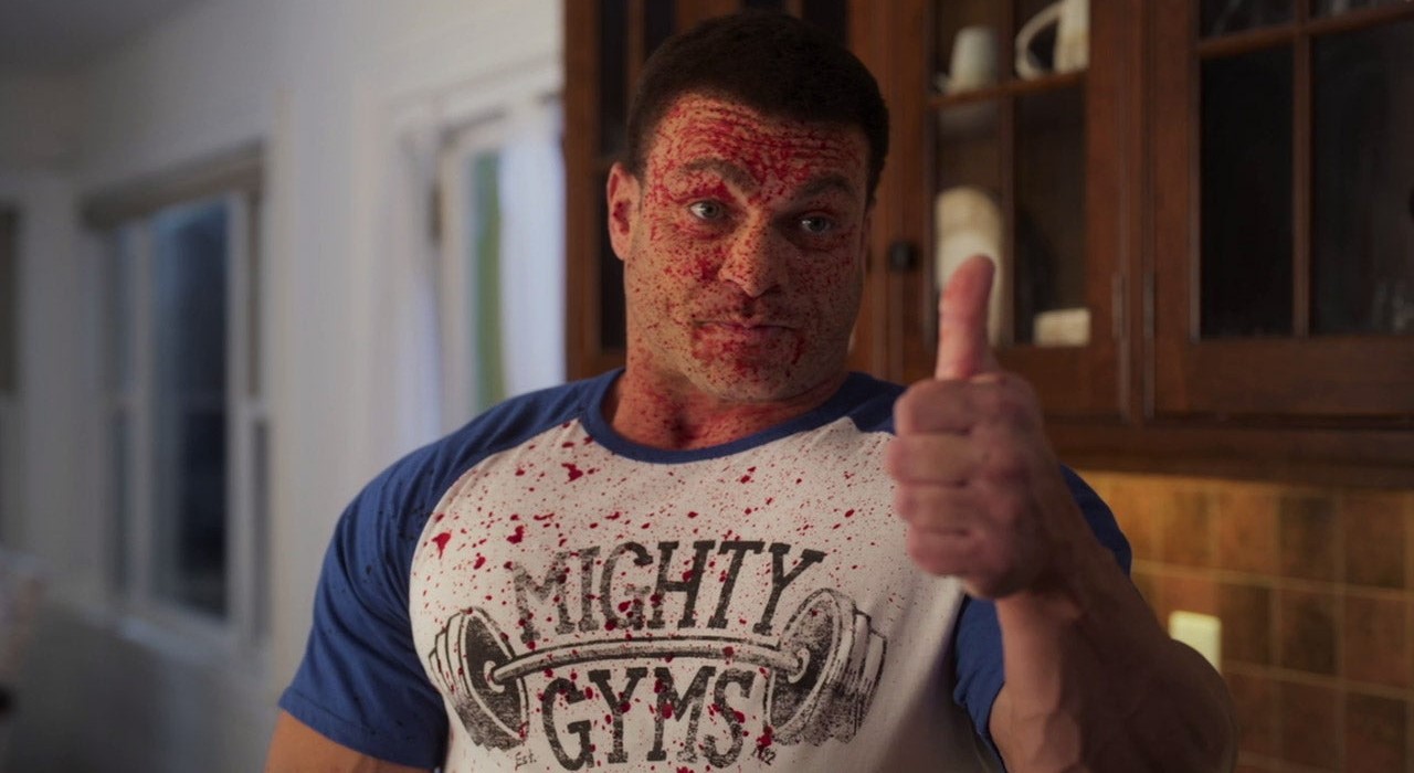 #Im Trailer zum blutigen Action-Horrorfilm Here for Blood wird ein Wrestler zum Babysitter