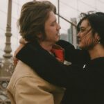 Parachute: Trailer zu Brittany Snows Regiedebüt mit namhaftem Cast Parachute Trailer