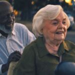 Eine 93-Jährige jagt Betrüger im Trailer zur Actionkomödie Thelma Thelma Trailer