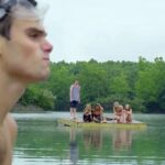 Ein Bullenhai terrorisiert Jugendliche auf einer Badeplattform im deutschen Trailer zu Below – Schrecken aus der Tiefe Below Schrecken aus der Tiefe Trailer