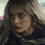 Samara Weaving spielt eine coole Fluchtwagenfahrerin im Trailer zu Eenie Meanie Eenie Meanie Samara Weaving