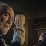 John Lithgow terrorisiert Geoffrey Rush mit einer Handpuppe im Trailer zu The Rule of Jenny Pen The Rule of Jenny Pen Trailer