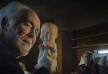 John Lithgow terrorisiert Geoffrey Rush mit einer Handpuppe im Trailer zu The Rule of Jenny Pen The Rule of Jenny Pen Trailer